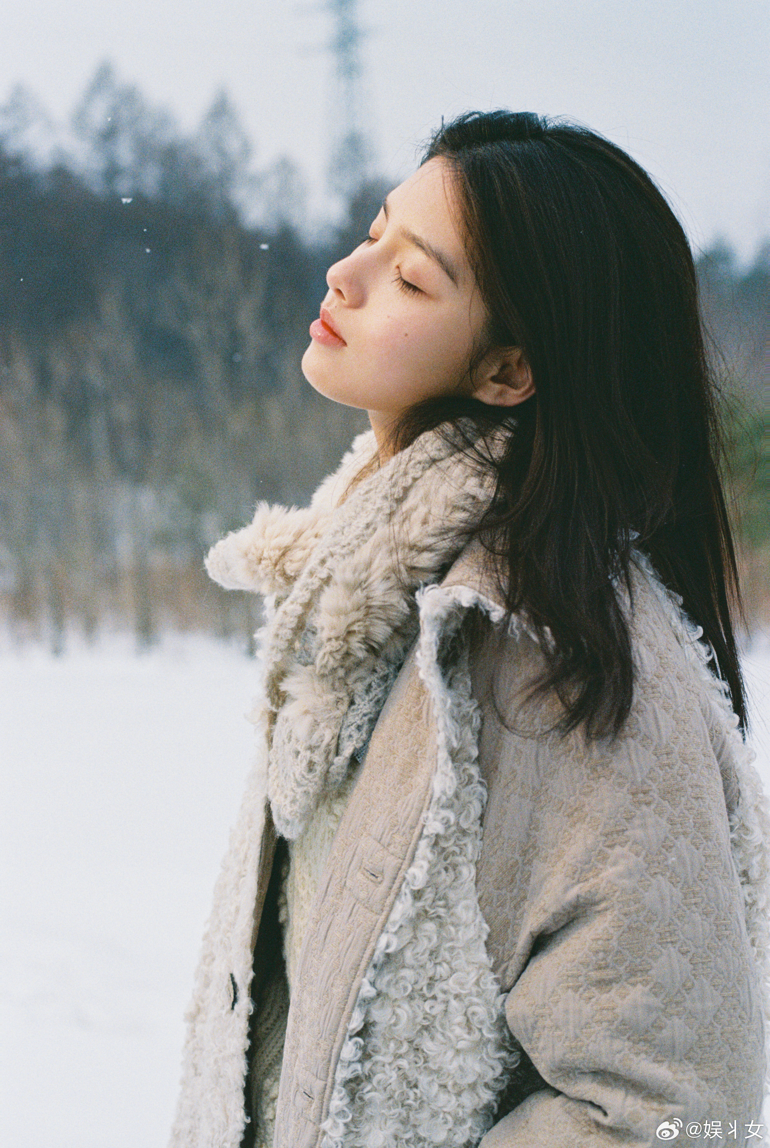 艾米雪景营业的神艾米在雪地里的镜头感真的太强了，✨不需要做任何多余的动作和表情，