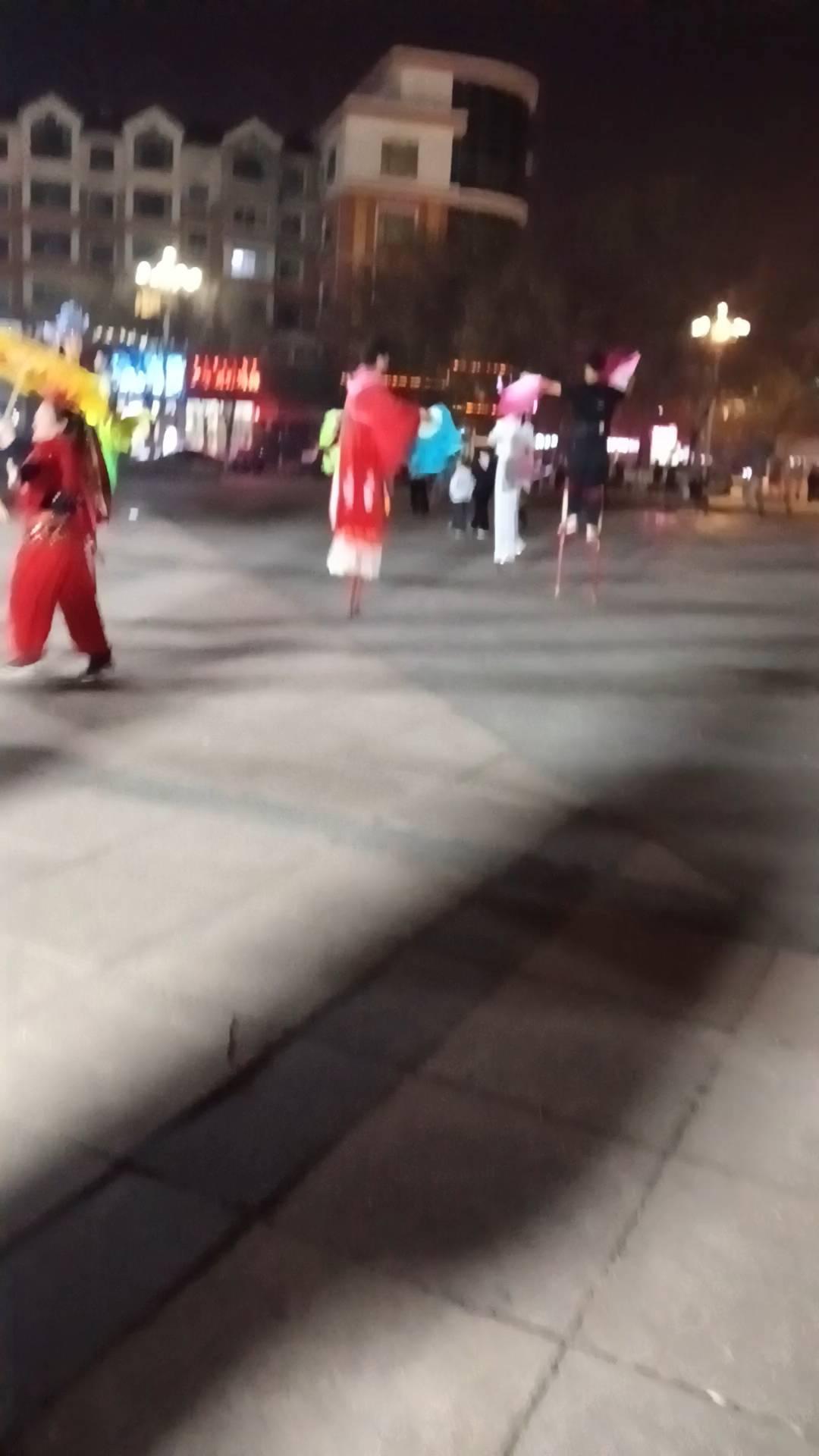 我还挺热闹的。快录，把快手玩呗。我就爱玩这套。够热闹的，你这会糖葫芦。