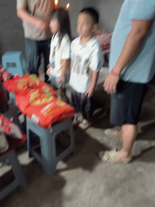 这两个小孩正在双方家长的见证下订“娃娃亲”。
看起来甚至比成年人的订婚仪式还要隆