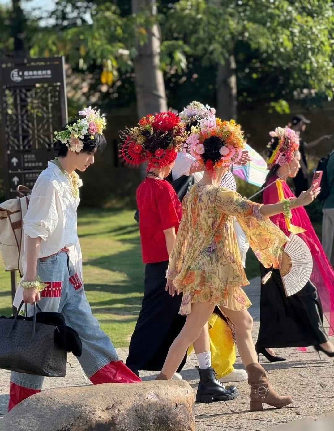 张柏芝一路繁花一路拍 看张柏芝在《一路繁花》里拍不停的样子，瞬间想起自己出门旅游