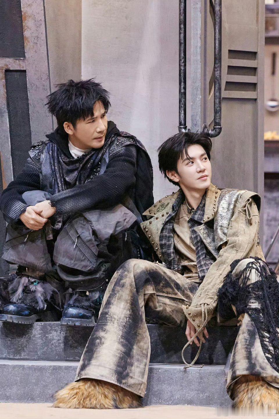 大侦探黑车大劫案大侦探刚破了樱桃小镇的枪杀案，嫌犯甄小强却在押送时死在沙漠旅馆。