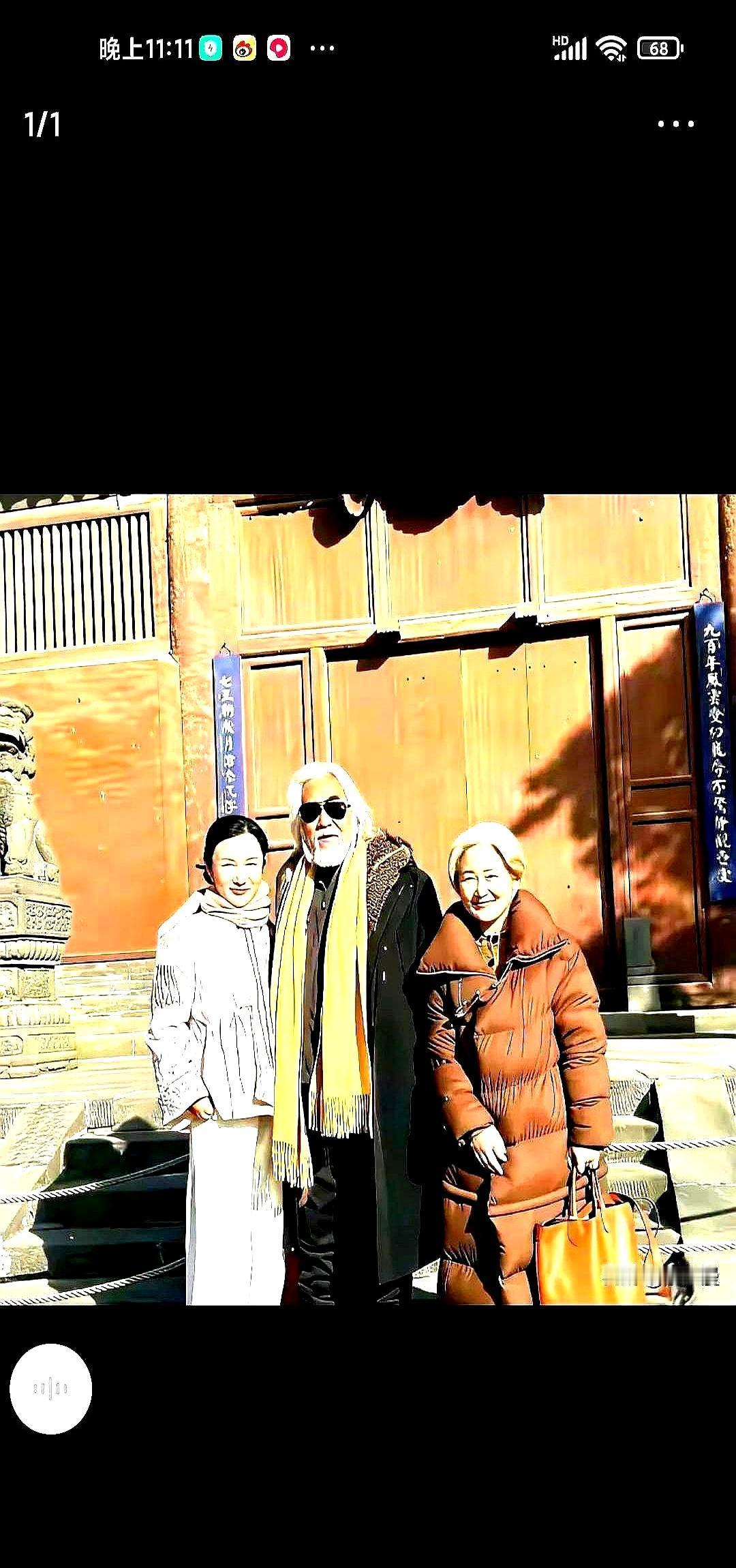 75岁张纪中一把搂住61岁的丈母娘，小31岁的老婆杜星霖，反而像个助理，尴尬地站