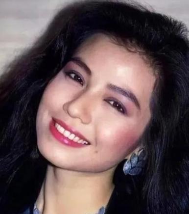 1983 年，球王贝利想带钟楚红回国，钟楚红坚决拒绝，不久一富豪出价 500 万