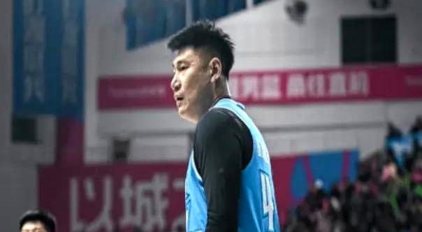 持证上岗，知名媒体人发布前北京球员转型教练，球迷：朱西也持证上岗了
 

前北京