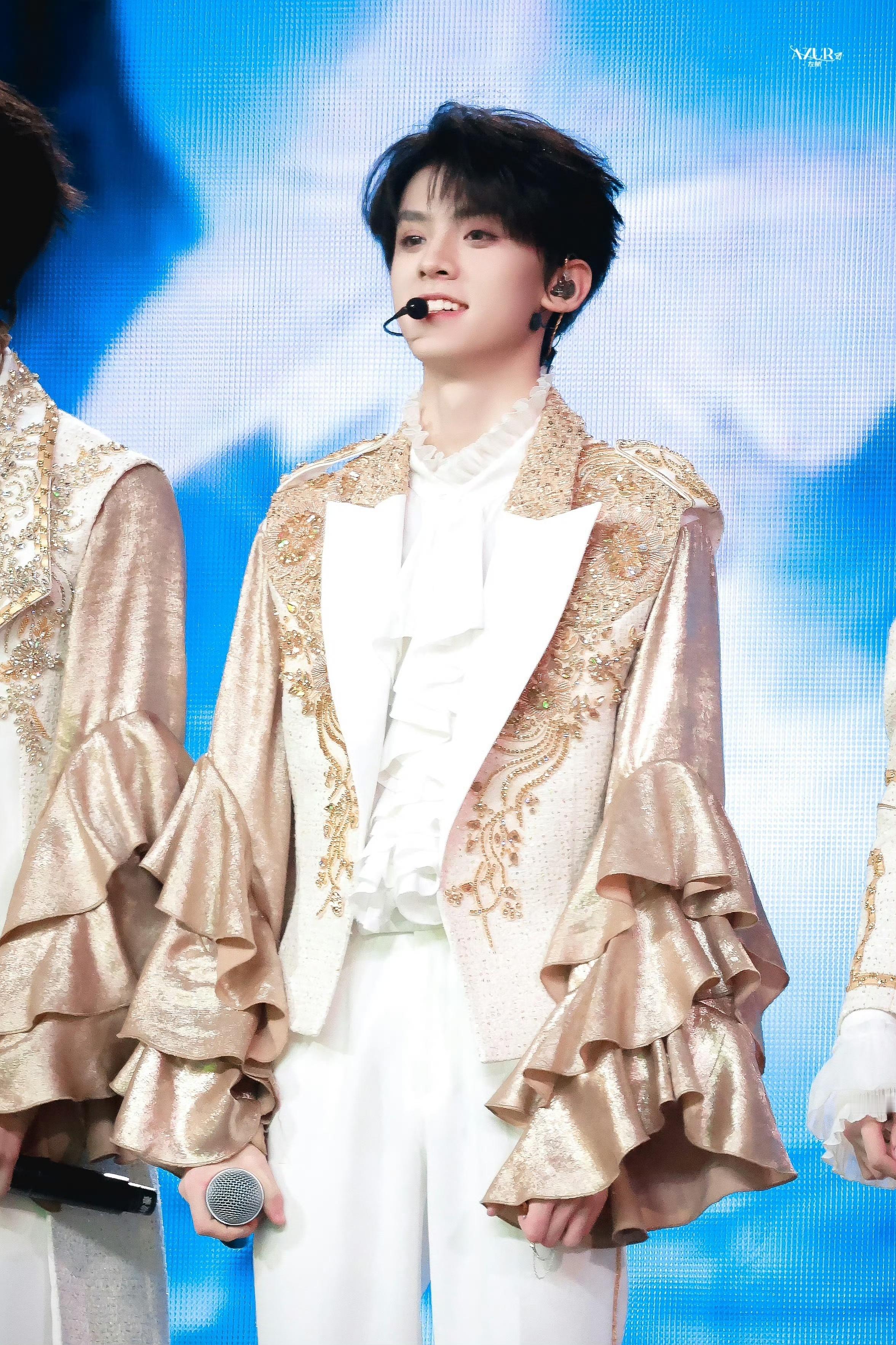 #左航和粉丝合影# 左航出道造型释出，是帅气十足的小王子没错了！ ​​​