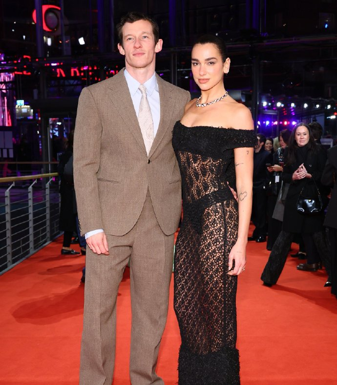 啪姐卡哥合体亮相柏林电影节 啪姐卡哥合体亮相柏林电影节《蔷薇修剪术》首映红毯，啪