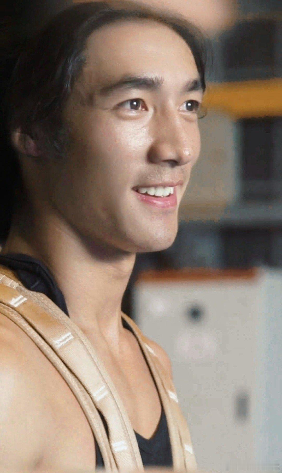 素人时期的此沙  曾经的此沙是素人，在训练营拼命训练，向吴京取经，凭借努力闯出自