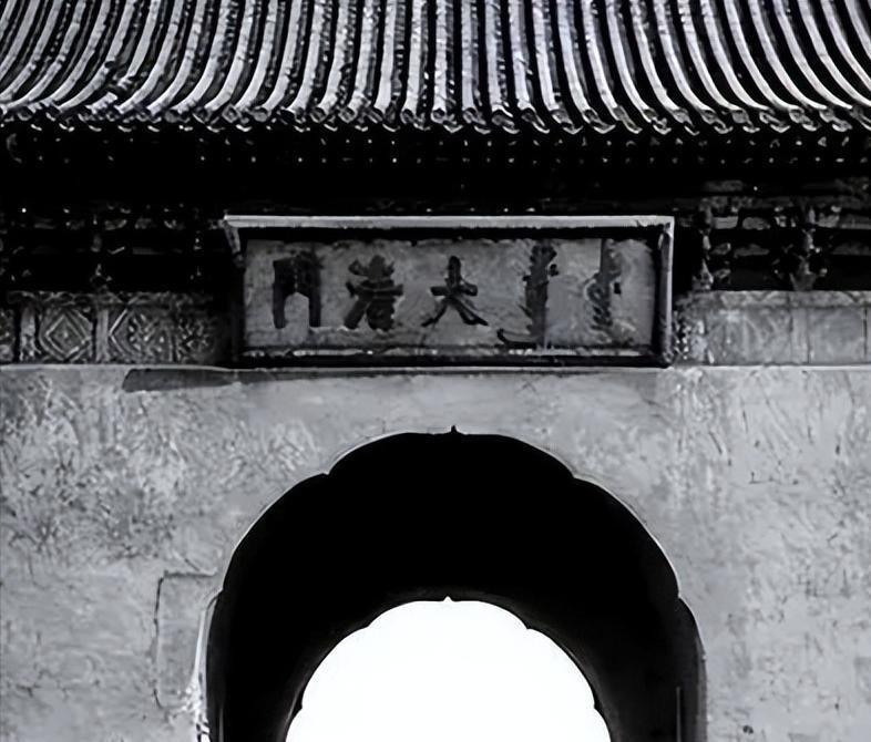 清政府被推翻后，孙中山想把“大清门”的牌匾改刻“中华门”，然而工匠把牌匾拆下之后