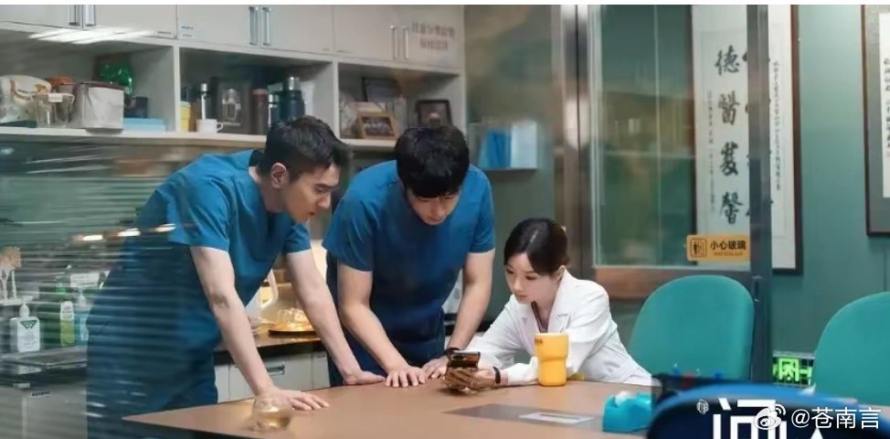 毛晓彤问心2领衔主演《问心2》原班人马全部回归是最大"定心丸"。赵又廷、毛晓彤、
