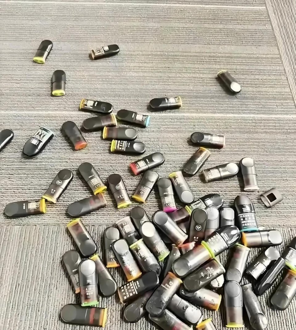 这是收拾前租客床下发现的 这什么东西 