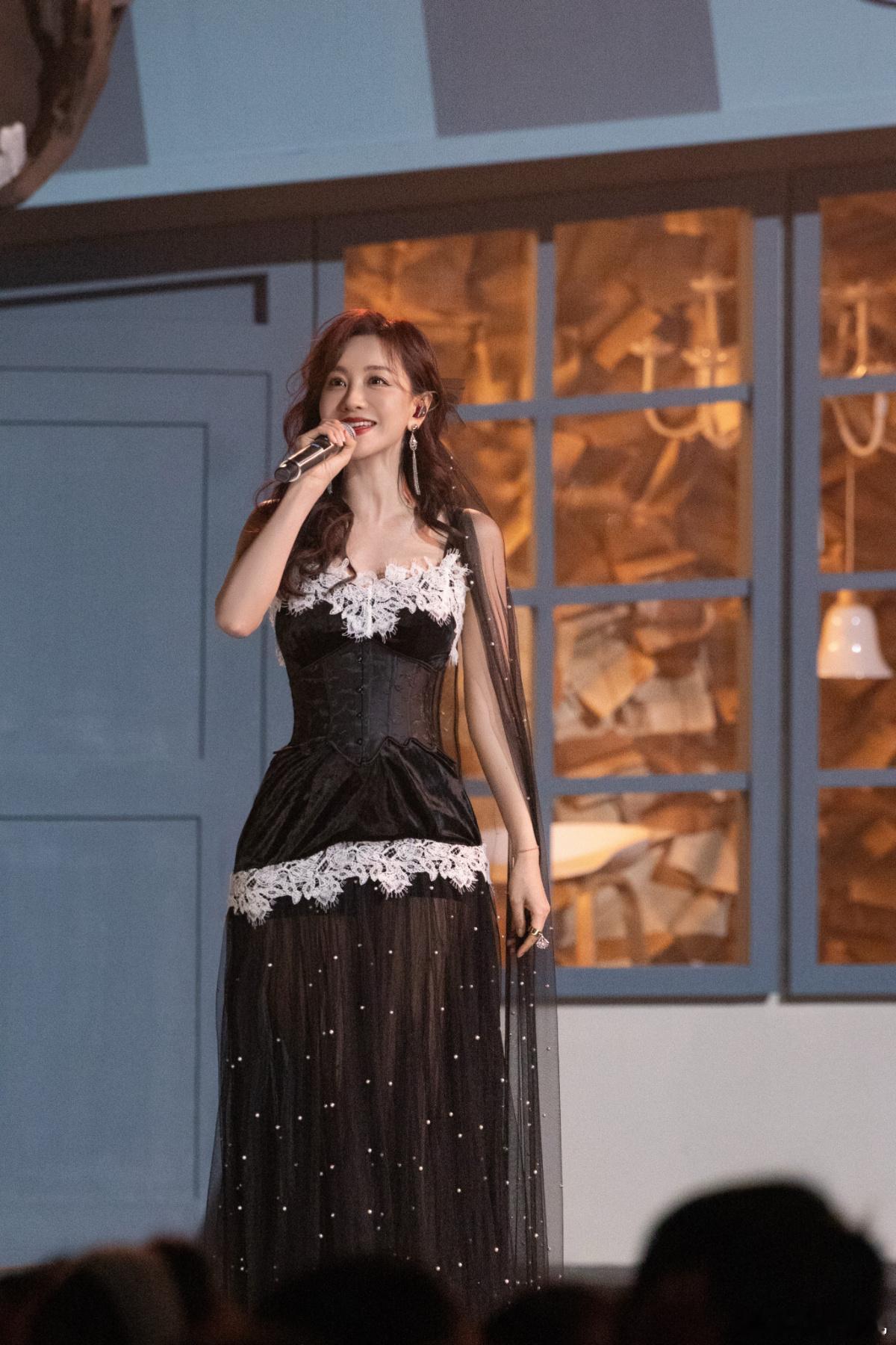 侦心实意，嗨唱接力。欢娱影视演员参与录制的综艺节目大侦探新春演唱会 中午12：0