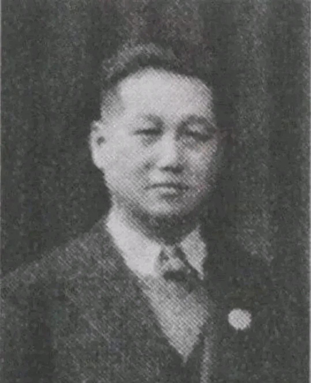 1944年，日军将我国一位科学家用油布紧紧包裹起来，随后，一把火将油布点燃。科学