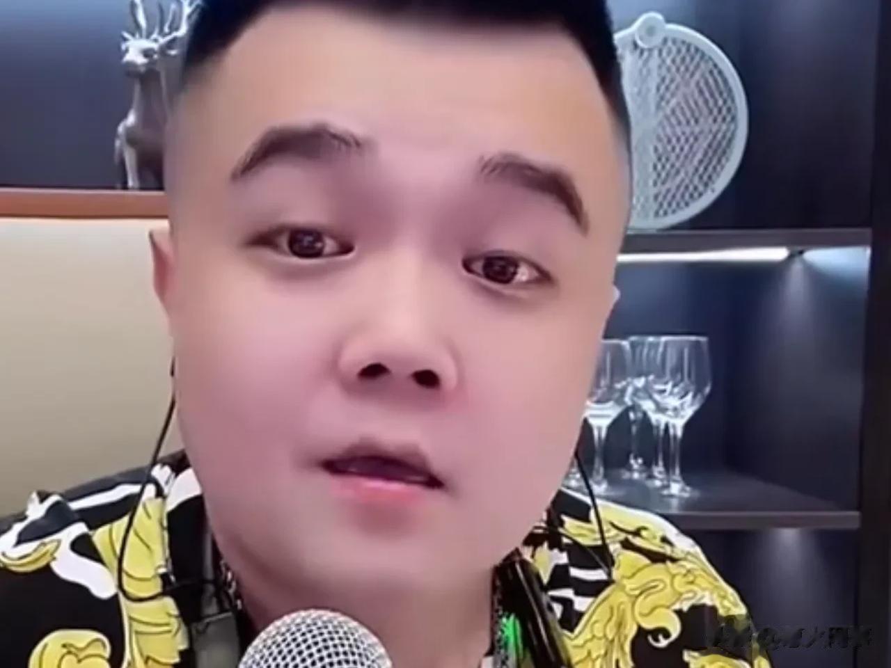 小胖称二子爷撸天佑手串掉份儿，二驴又快没了。

小胖表示我二哥参加活动没见过这么