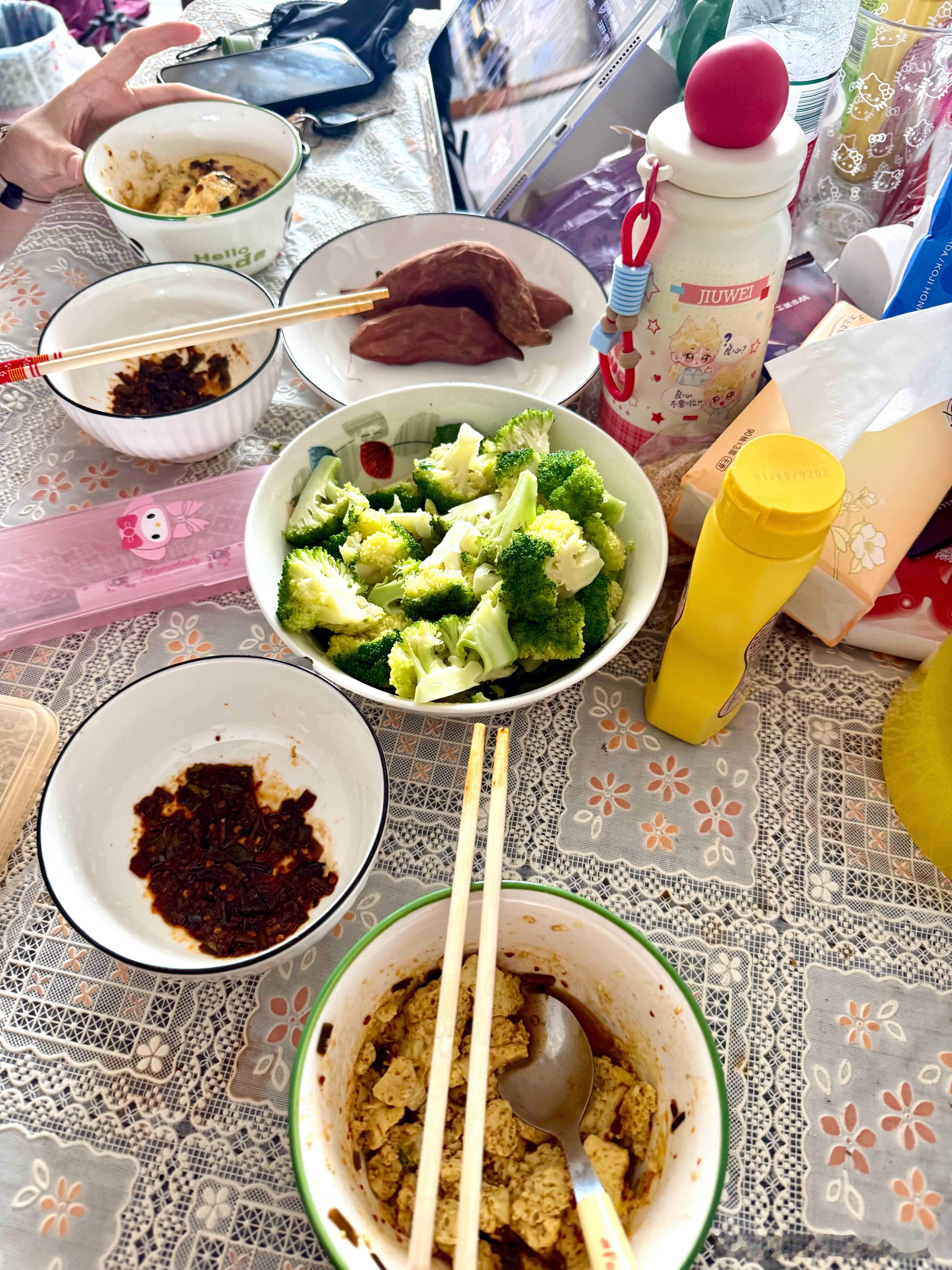 今天吃鸡蛋羹和水煮西蓝花