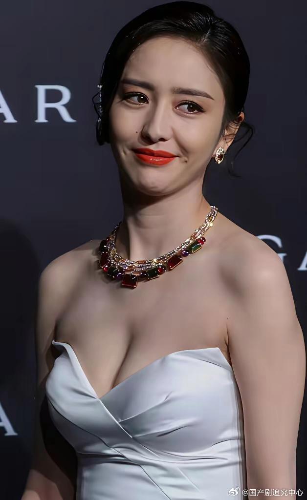 佟丽娅两个小酒窝太诱人了 