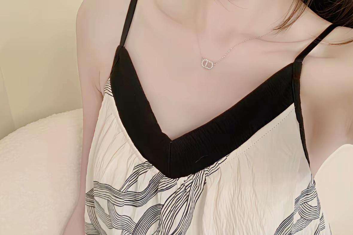 笑不活了，
曾医生的同款战袍火了，
卖这件衣服的小店，
看到99➕的待发货订单，