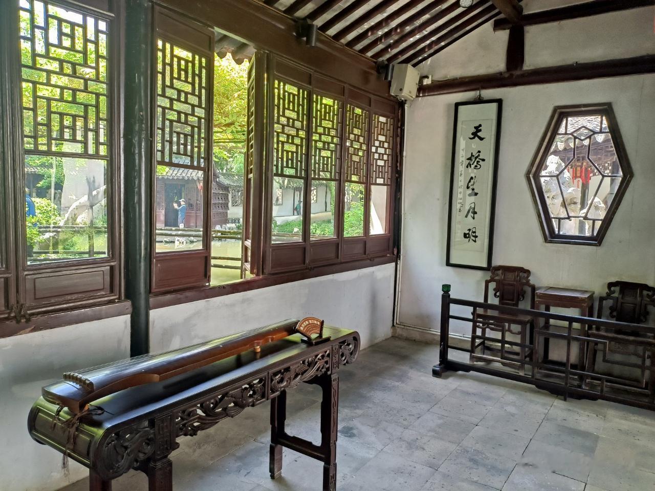 聊聊情人。什么是情人❓就是婚外恋并有过亲蜜接触的人。毛主席时代就是生活作风问题，