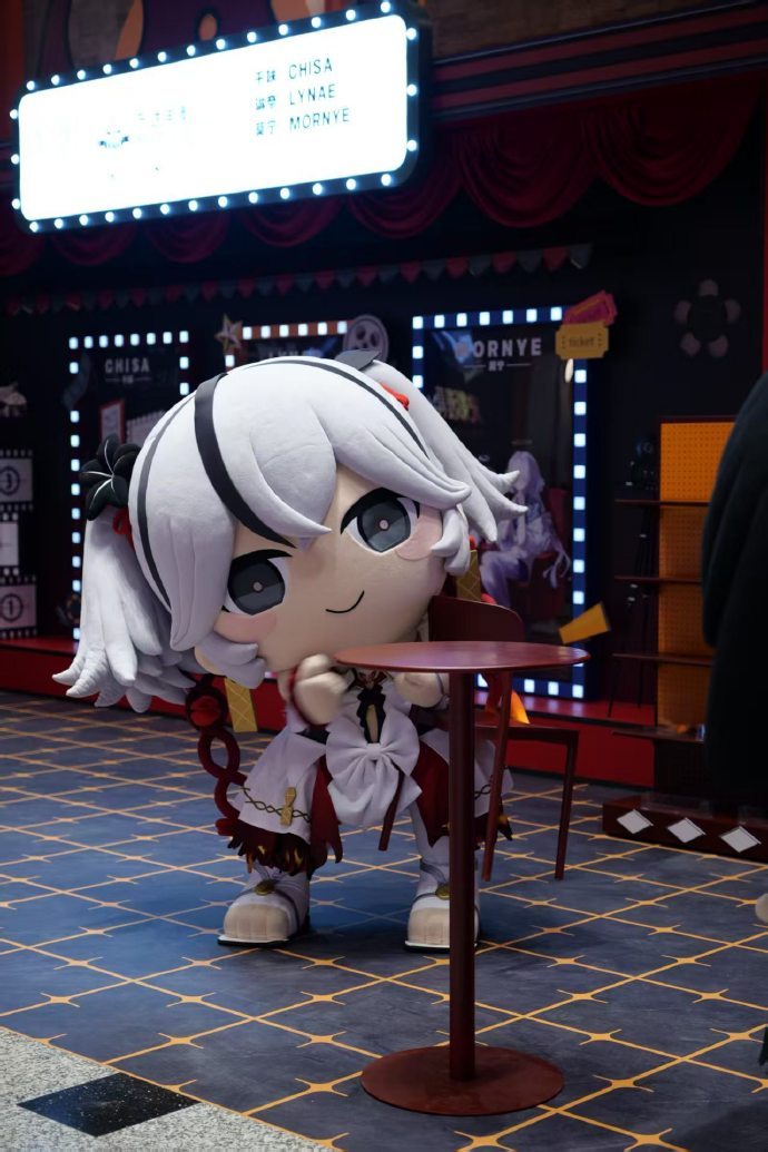 人偶打工也火力全开了 线下偶遇人偶大头开启“炫舞”模式，这火力全开的架势太吸睛！