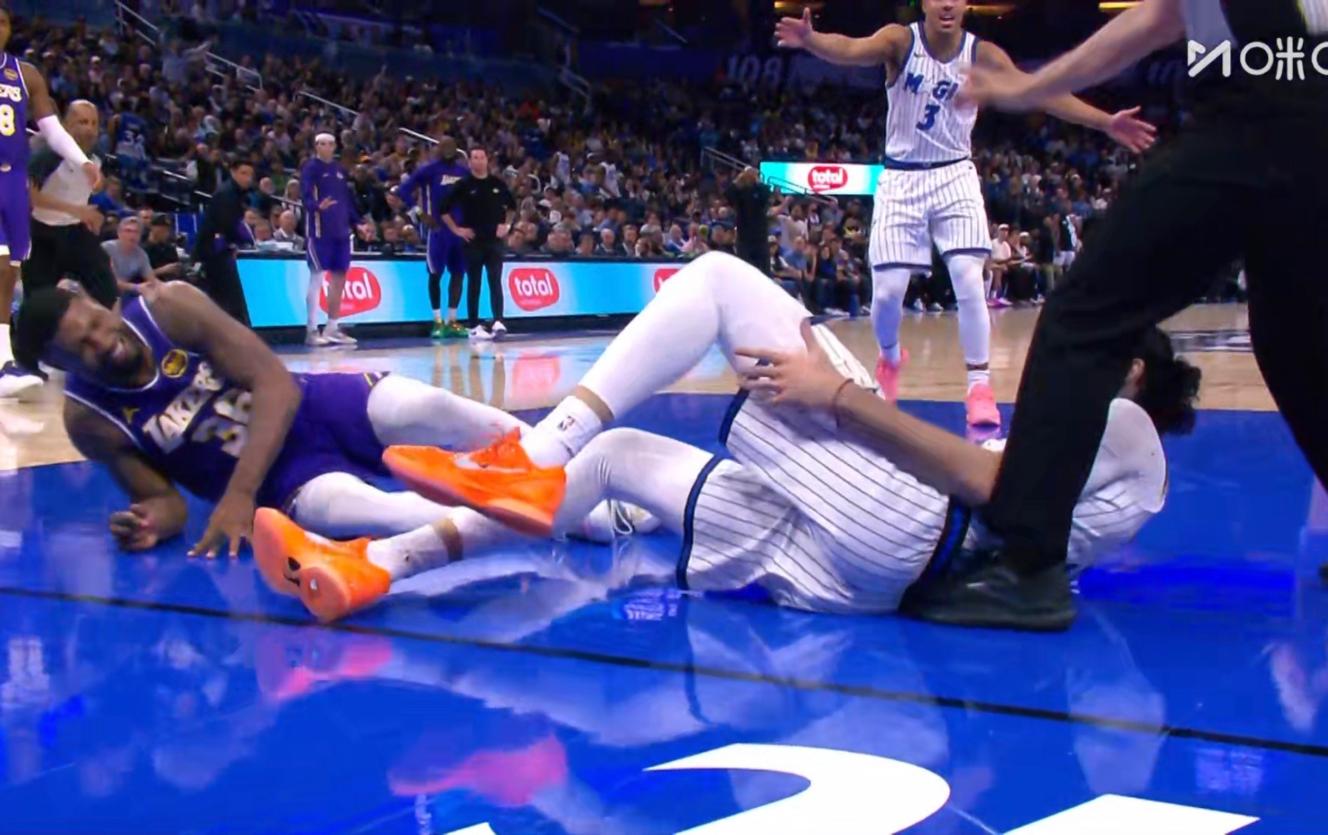 woc，斯玛特…… 比塔泽落地压到斯玛特，斯玛特抱怨被吹技术犯规。湖人vs魔术