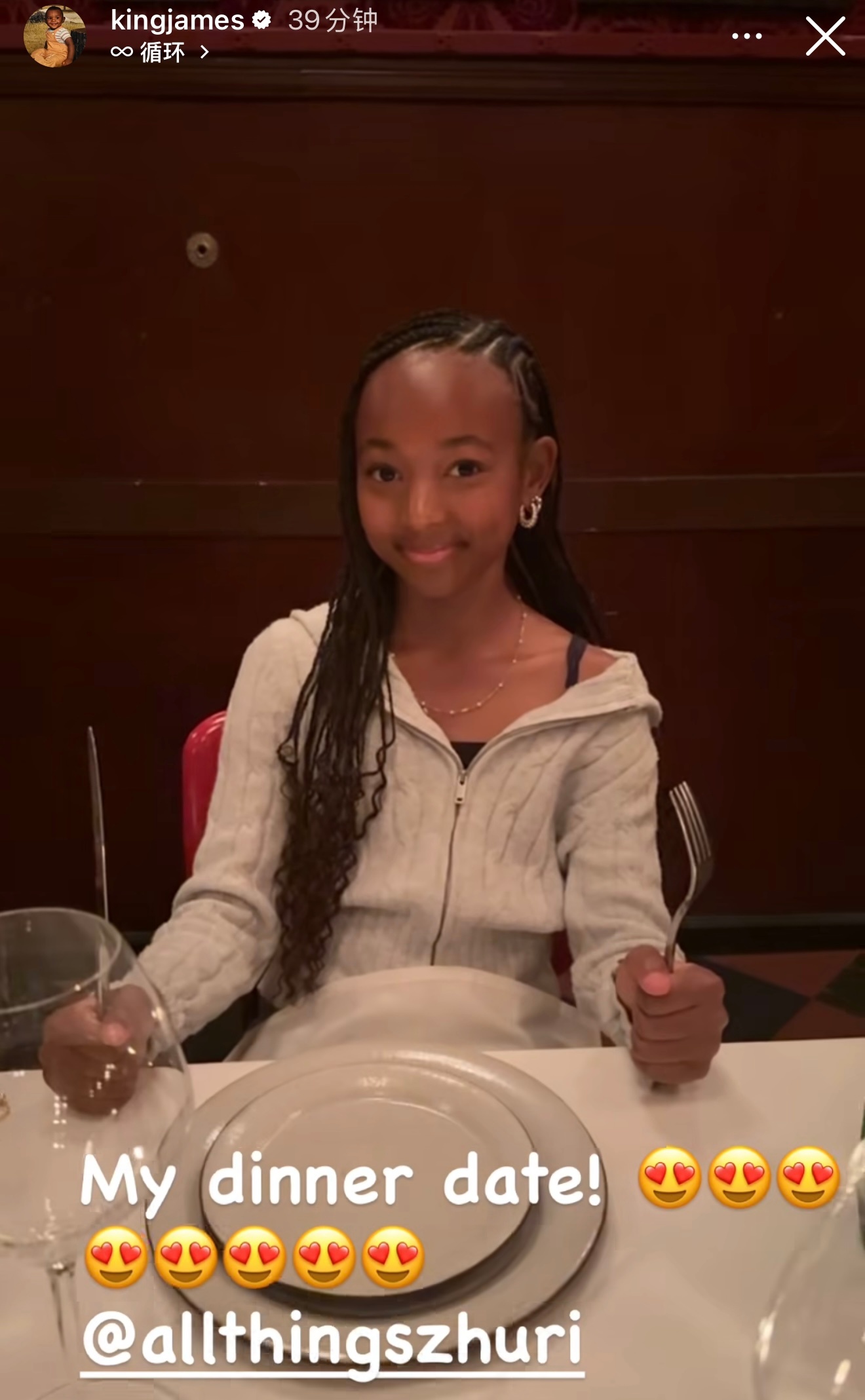 詹姆斯更新动态：今晚跟女儿吃个饭。 