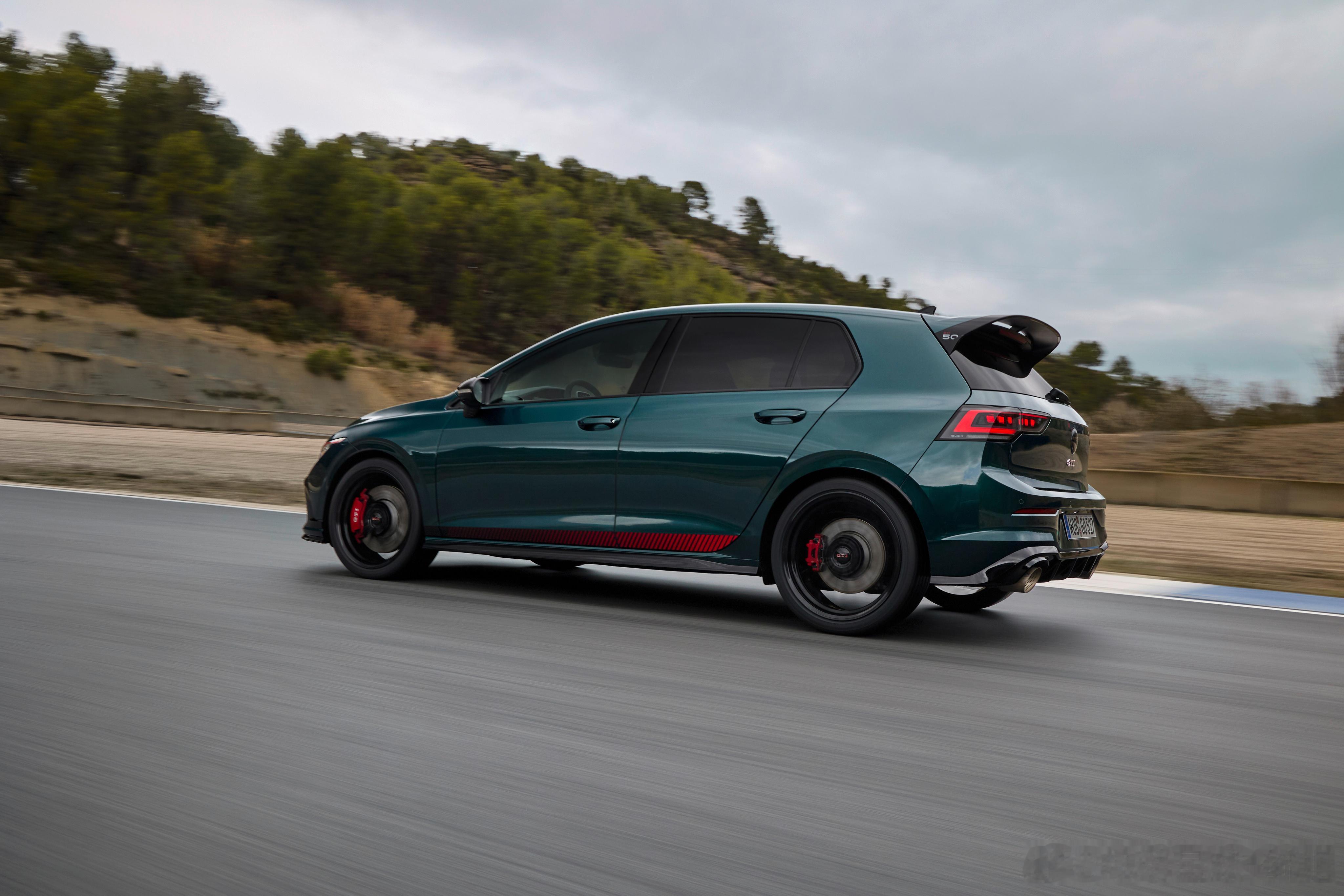睡前刷到高尔夫GTI 50的动态试驾，好奇看了下价格，德国本土5.45万欧...
