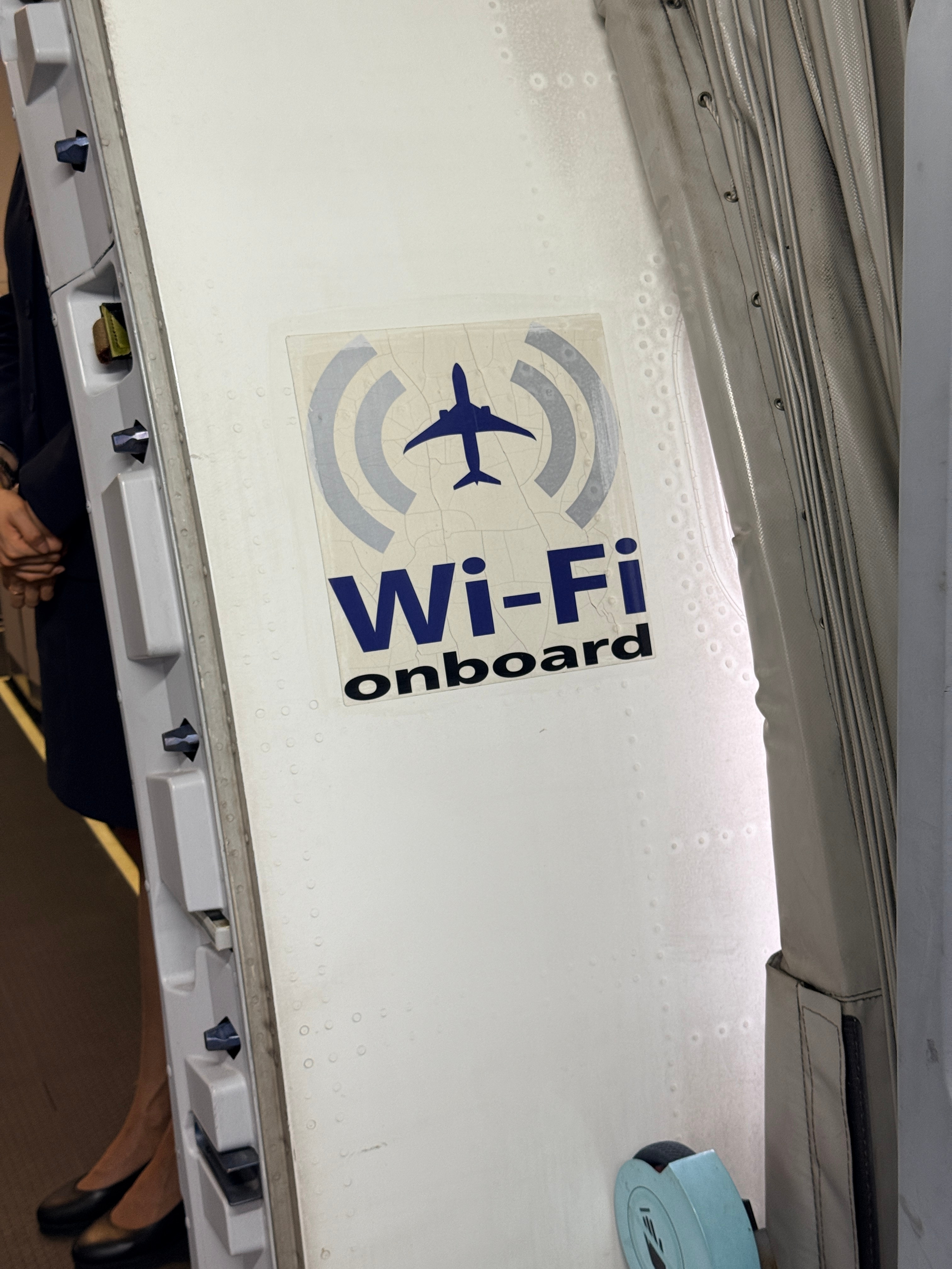 飞机 之前很兴奋飞机带 wifi，被坑了 50 就放弃了，极其差的网络约等于没网