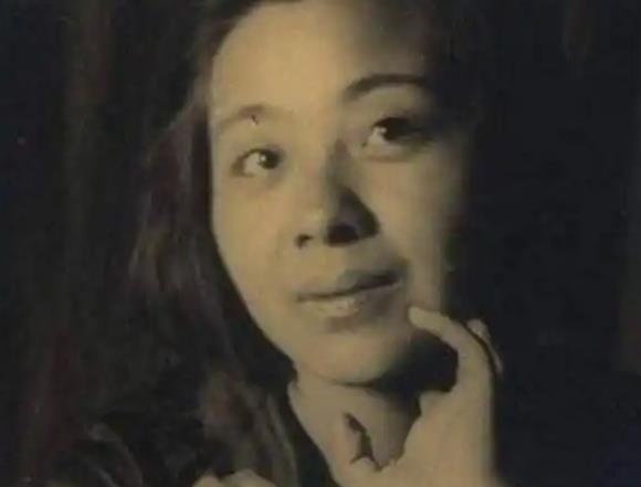 1928年，民国才女丁玲同时爱上了两个男人，哪个都不舍得分开，于是提出了三人同居