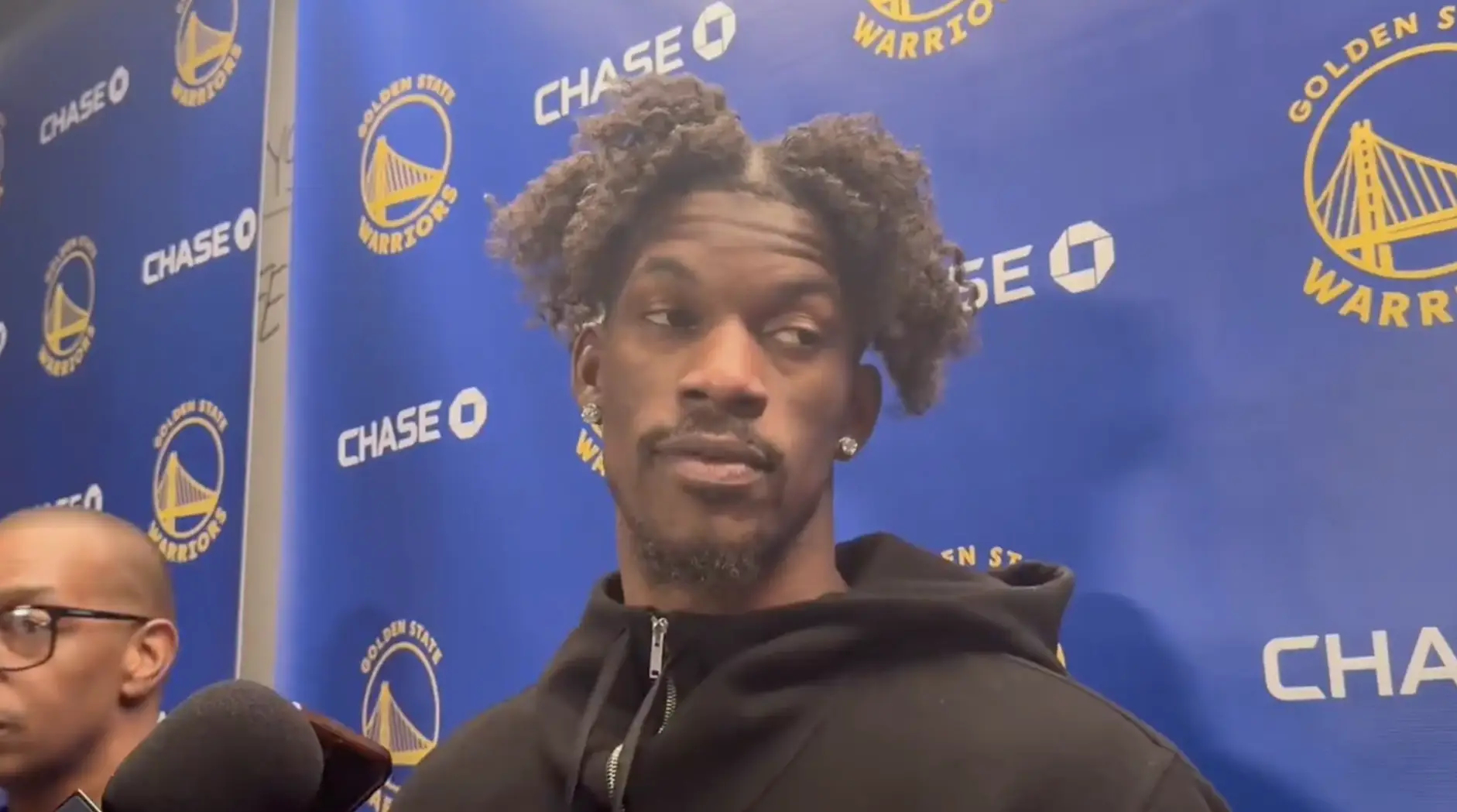 巴特勒赛后接受了记者采访，谈到了NBA赛季中段的“疲劳期”。巴特勒表示：“202