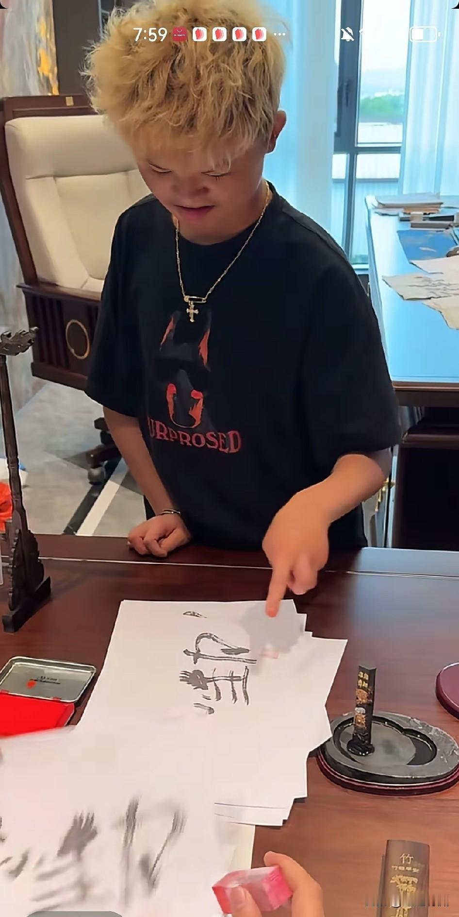 一个义务教育都没搞明白的小孩，因为小时候长的跟马云有点像而出名，通过现在的网络，