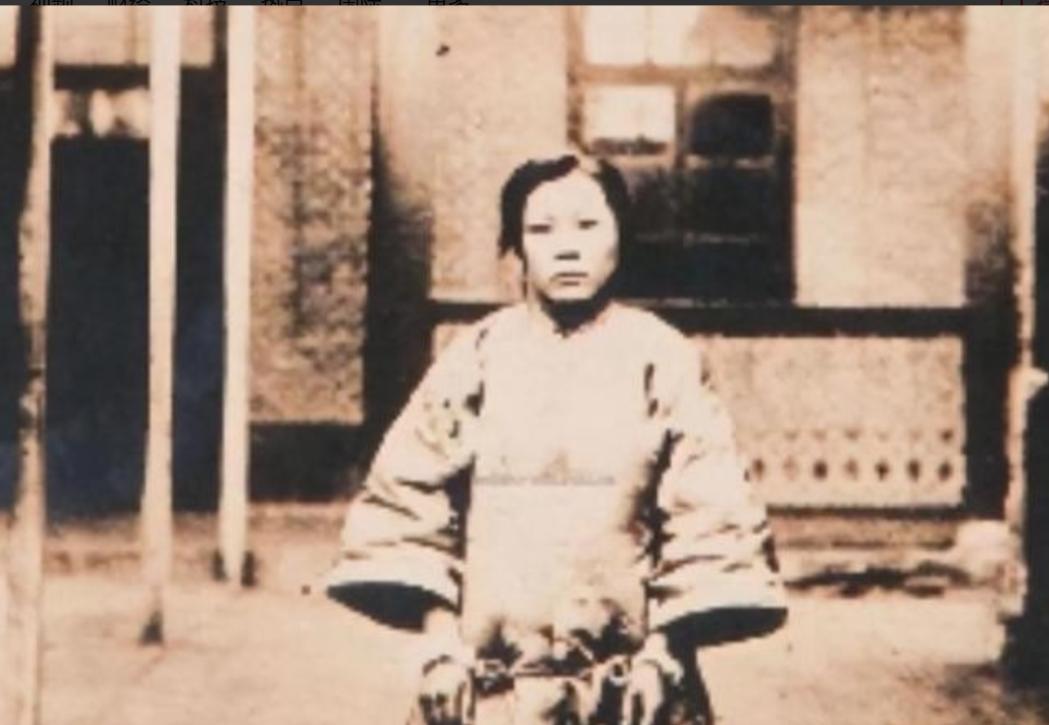 1925年，24岁的青楼女子张素贞正在接客。然而，当她开始宽衣解带时，冰冷的枪口