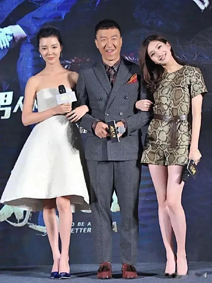 车晓都懂得和已婚男避嫌，右边的江疏影倒好，头一歪，搂紧胳膊，看把孙红雷吓得只能尬