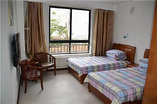 这样好！
父子同住标准间，相互照应乐心间。65岁的儿子陪87岁的老爸住养老院，解