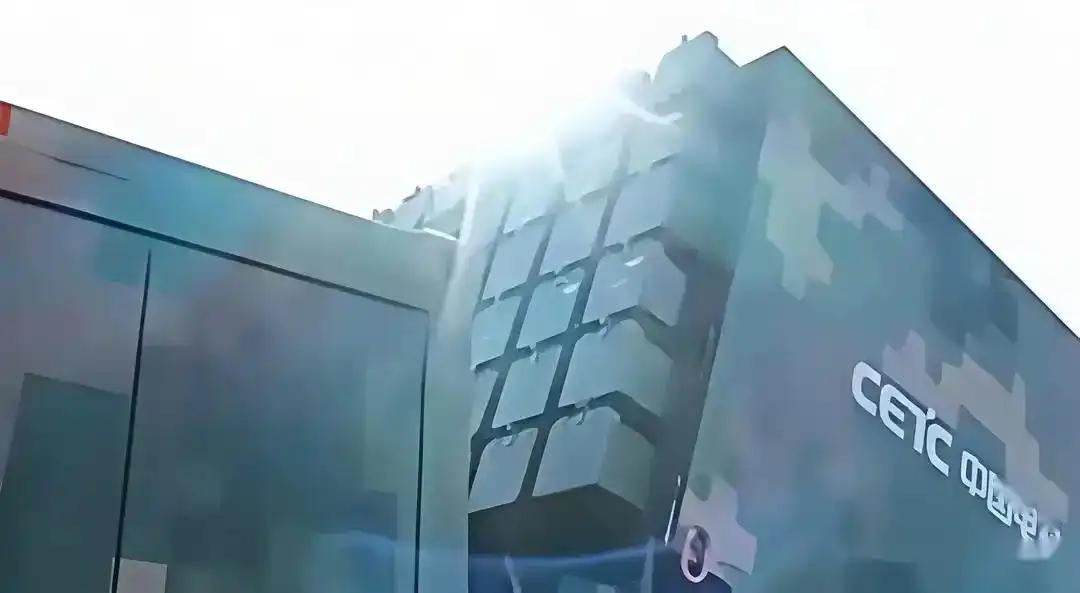 五角大楼这回是真坐不住了。
央视刚放出那段“机器狼群”配合“无人机蜂群”的实战演
