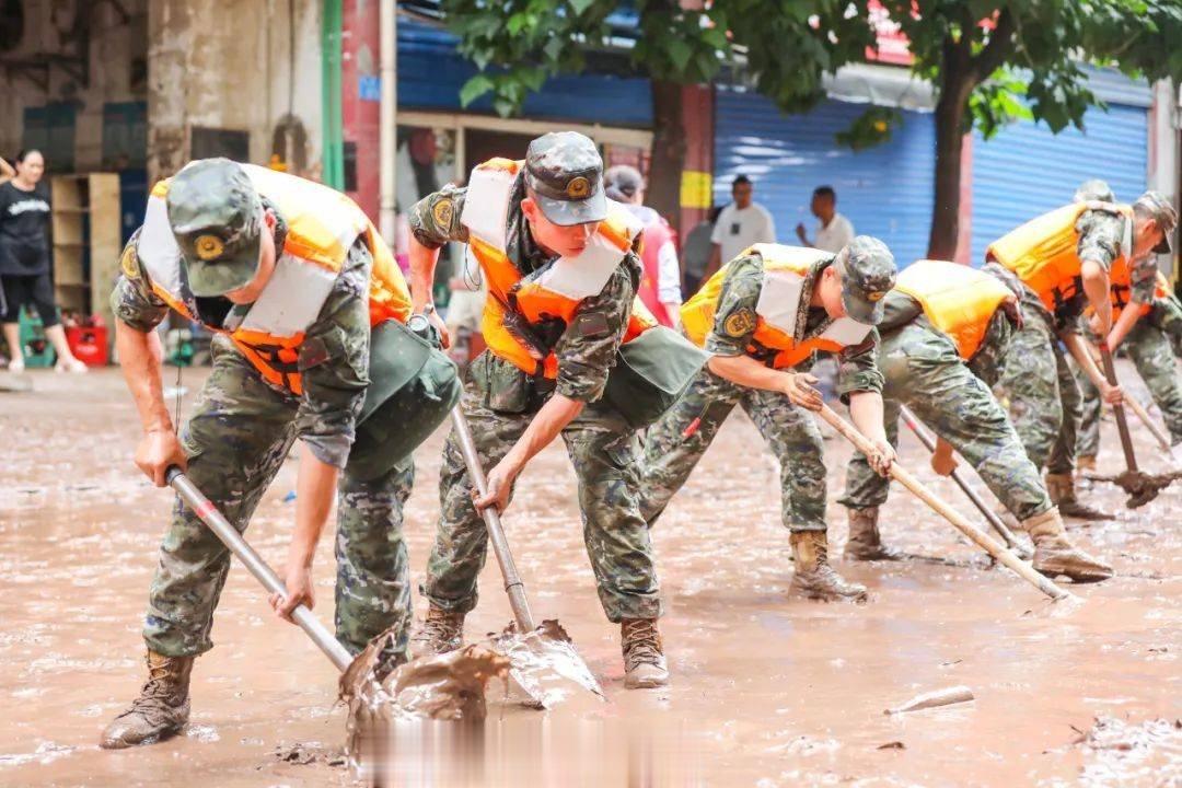 #驰援重庆暴雨的武警官兵辛苦了#众志成城！直击重庆万州抗洪抢险一线！人民至上，生