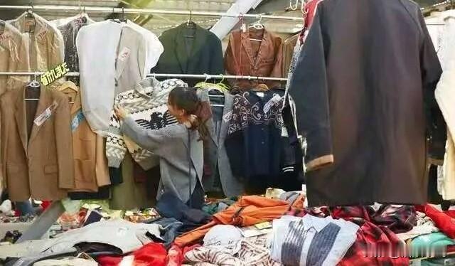 回收旧衣服月入两三万？我邻居交5万加盟后，肠子都悔青了！
 
别再被回收旧衣的骗