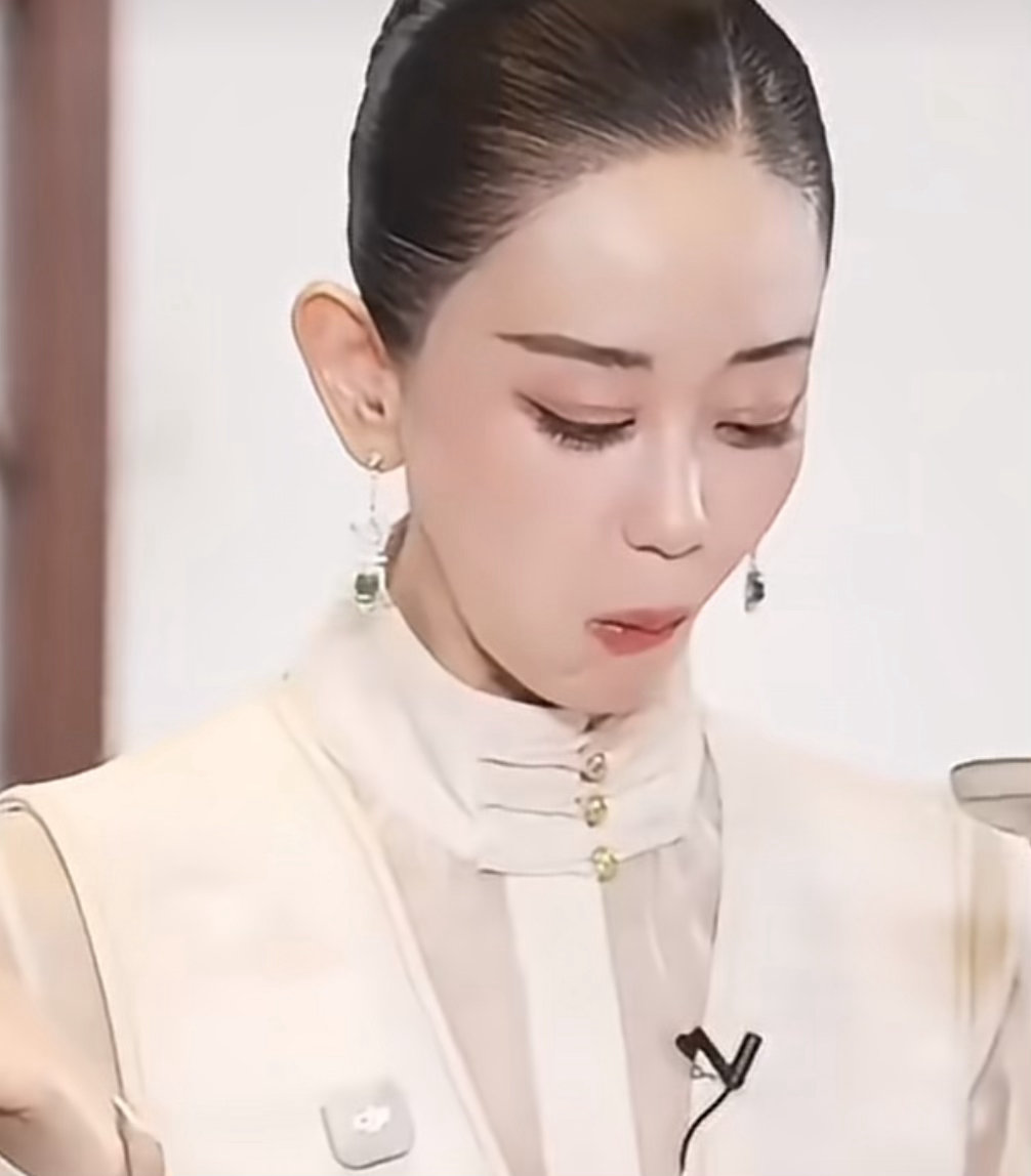 海陆发际线谁注意到海陆这个很有记忆点的发际线，全部梳上去之后线条干净均匀，大背头