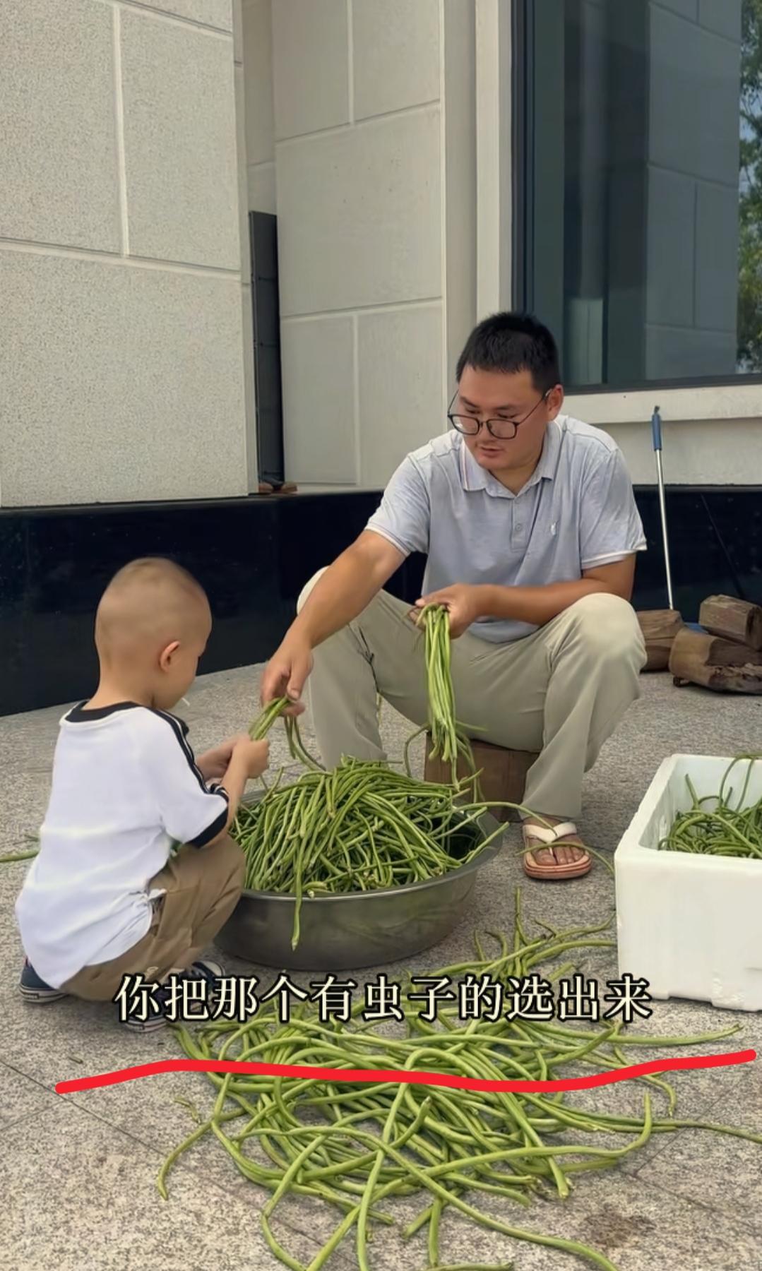 现在全网最后悔的男人就是小二娃了吧！
不是因为离婚丢了家庭，也不是因为直播翻车没