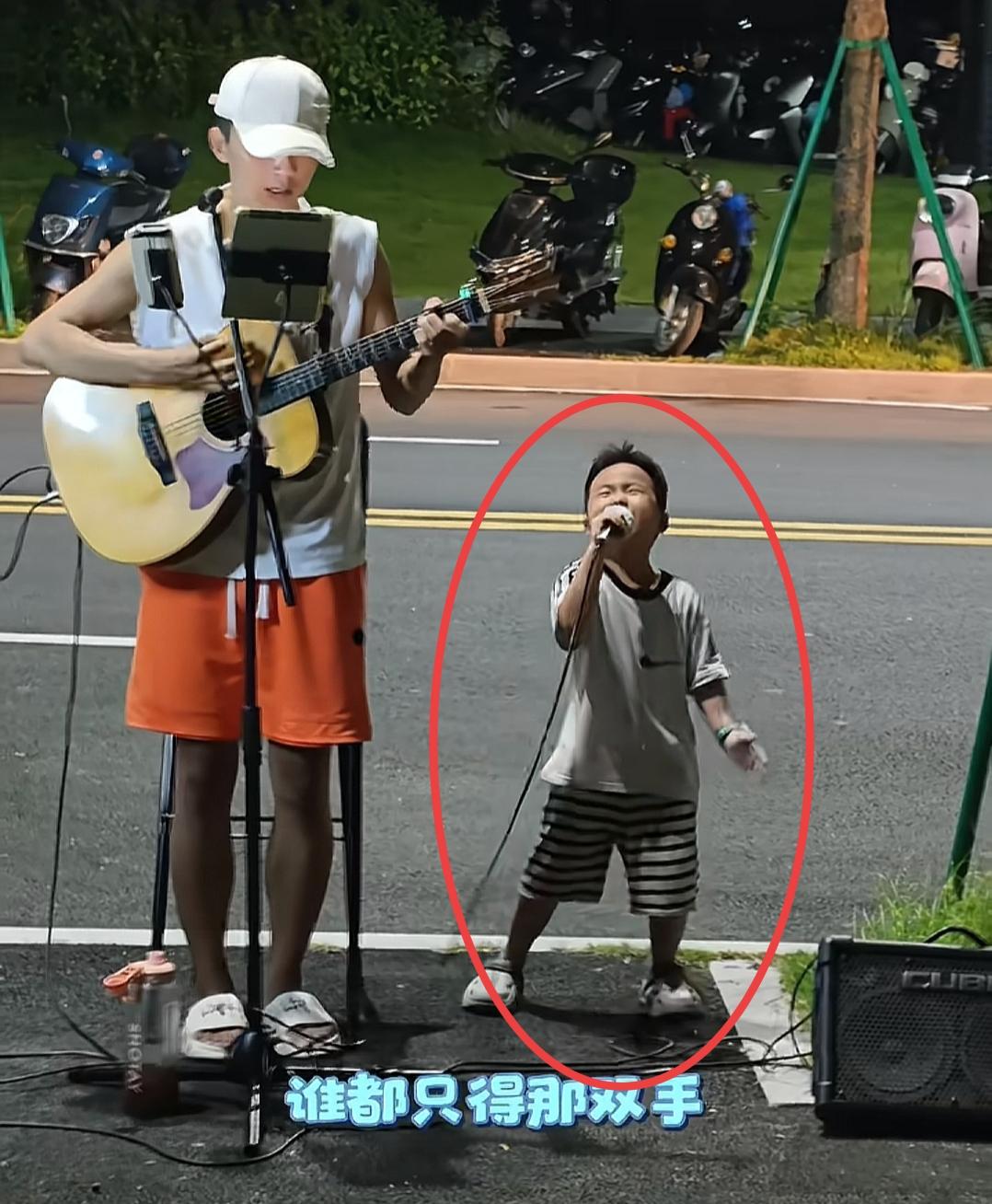 这个唱歌的小男孩火了，网友评价：
孩子，就算你情伤再深，也只能挂儿科。

还有的