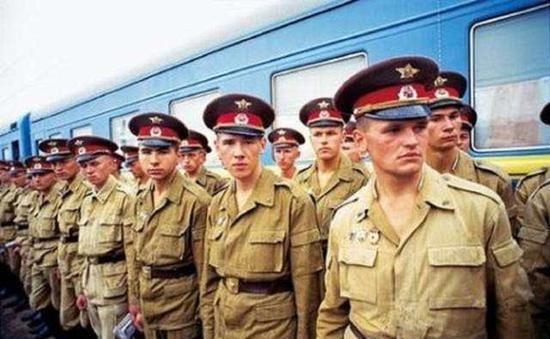 1994年，俄罗斯军方大手一挥，从中国订购了5000箱泡面当军粮。谁知，货刚到没