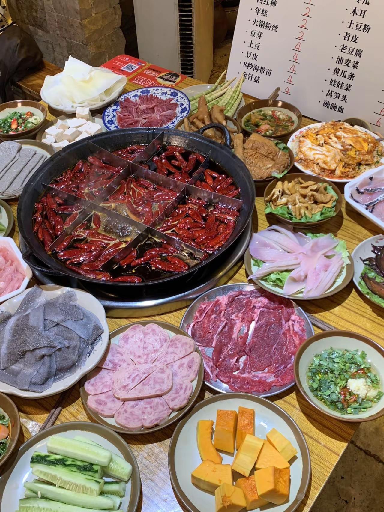 下班就冲这家居民楼老火锅🍲。下班约上同事来芳姐老火锅，开了很多年的社区老店。◼