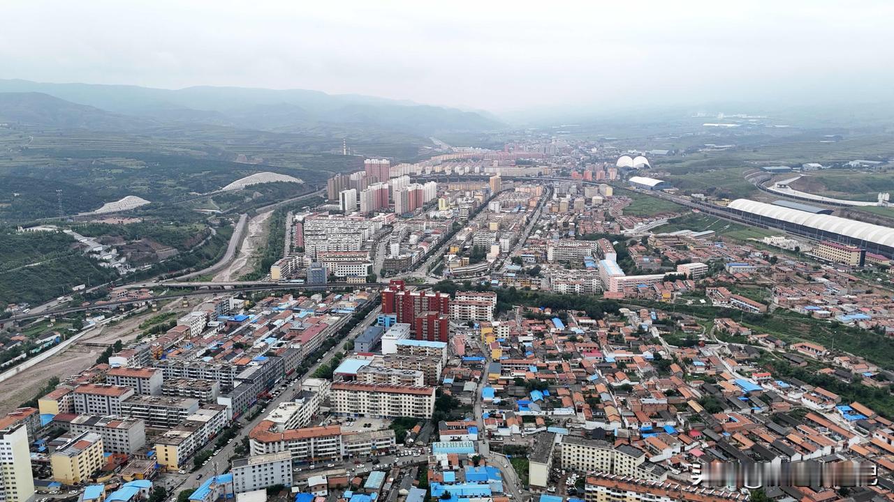 我们眼前看到的是一个黄土高原上平静的小山城，恢河水从城东缓缓流过，街上人少车少，