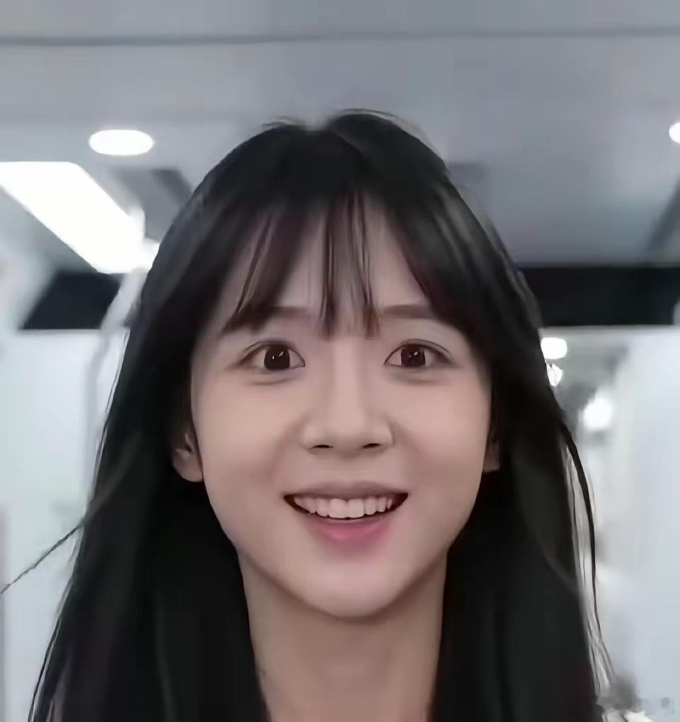 俩女孩实际上是ai生成的，不知道是购买的哪个真实女孩的脸模？面部表情极其夸张。这