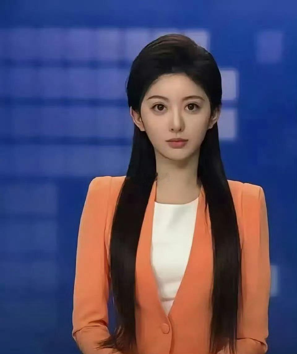 左边的是河南女生赵梓涵，中国传媒大学女生排名第一右边的是素颜被擦了五次的胡馨怡，