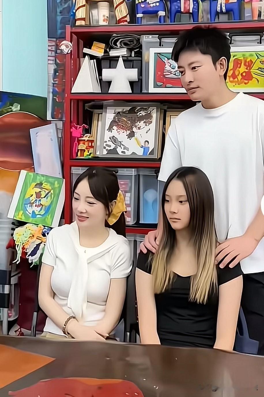 贾乃亮一家三口同框做公益，怎么感觉妈妈李小璐比女儿甜馨还年轻漂亮。

甜馨小时候