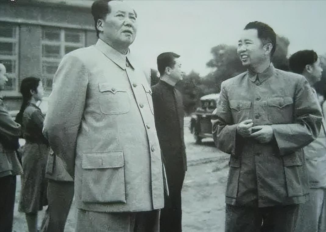 [微风]建国后，中央不成文规定：为了保证毛主席的安全，禁止他坐飞机。毛主席多次找