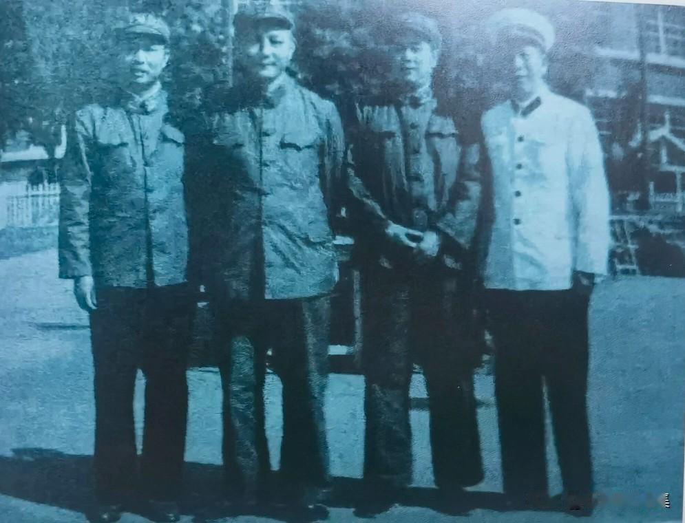 1960年代初，四位曾同属少共国际师的“红小鬼”——左起：空军第三军军长杨思禄、