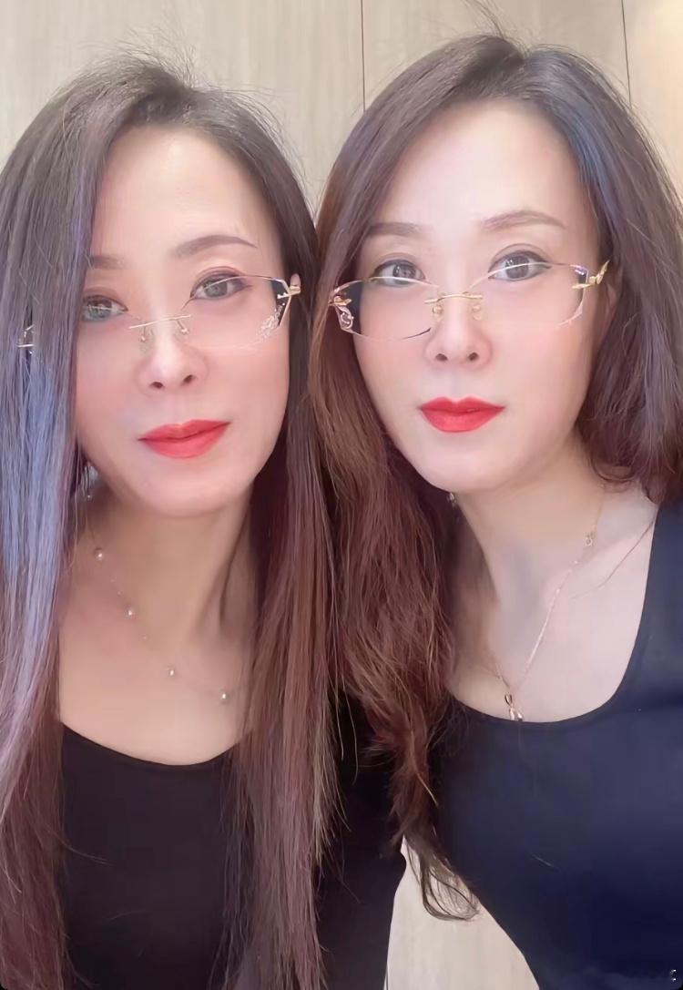 两个眼镜阿姨你受的了吗？ ​​​