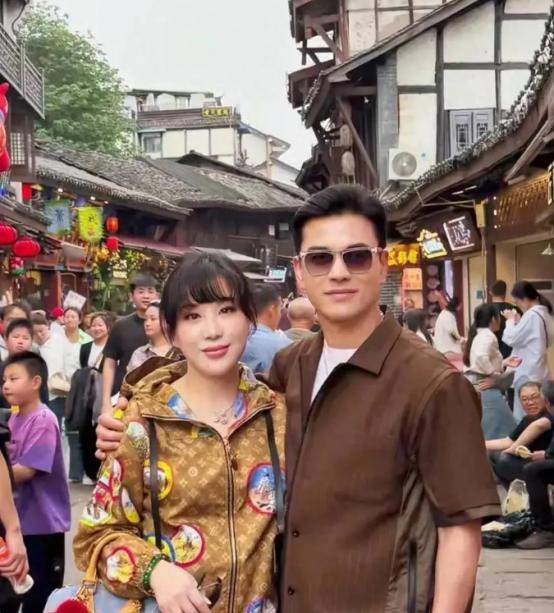 吕良伟能年轻30年，根本不是基因的功劳。传闻，他家保姆透露，雷打不动的规矩有三条