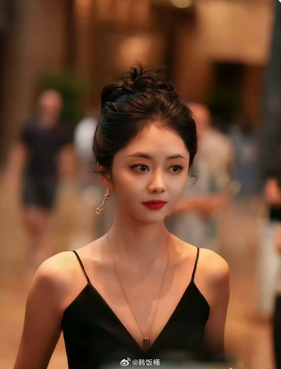 谭松韵瘦了好多她其实一直也不是很胖只是娃娃脸显得，现在真的是太瘦了，还是要注意身