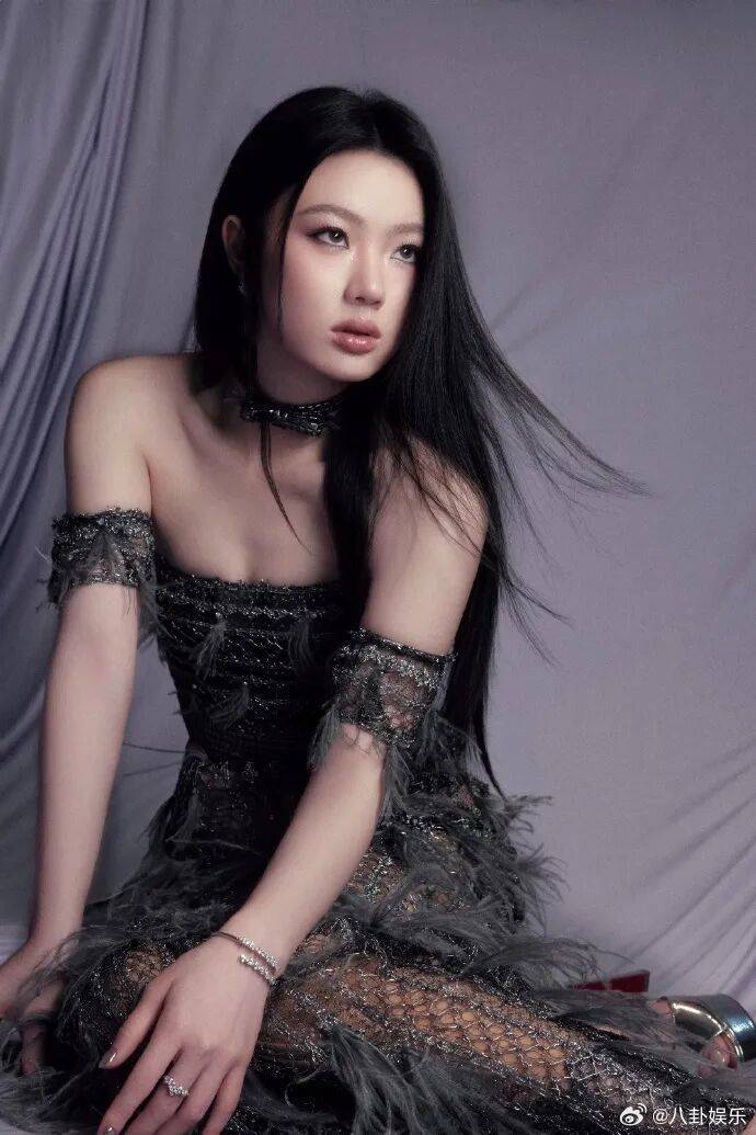 单依纯道歉从好声音师徒到版权纠纷，昔日情分抵不过商业规则。授权被拒仍演唱，道歉难